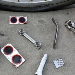 Kit De Réparation Vélo Du Cycliste - Kikkerland -France Accessoires vélo Soldes 2023 kit de reparation velo du cycliste kikkerland 2